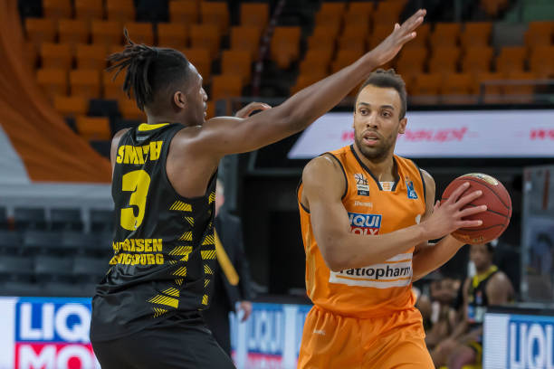 何豪门眼中 何豪门眼中